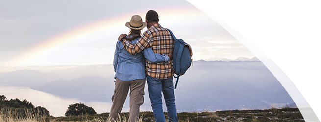 Posible paciente de Opdualag disfrutando de una vista panorámica con su pareja.