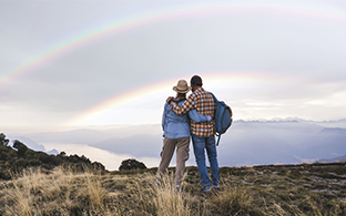 Posible paciente de Opdualag disfrutando de una vista panorámica con su pareja.